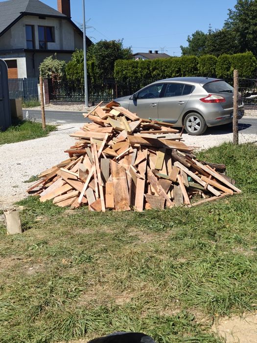 Drewno po budowie, ścinki z wiązarów, deskowaniu i szalunków