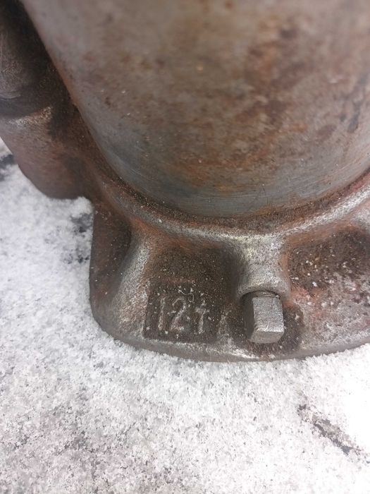 Мощный  домкрат .высокий.