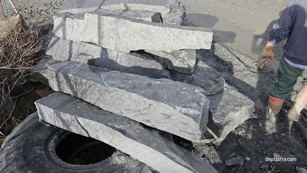 Czarny łupek monolit kamienny kamień naturalny gigant