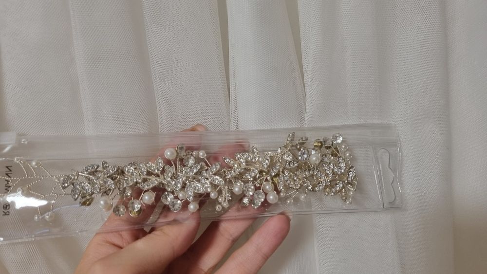 Piękna sukienka do kolan z srebrnymi zdobieniami S