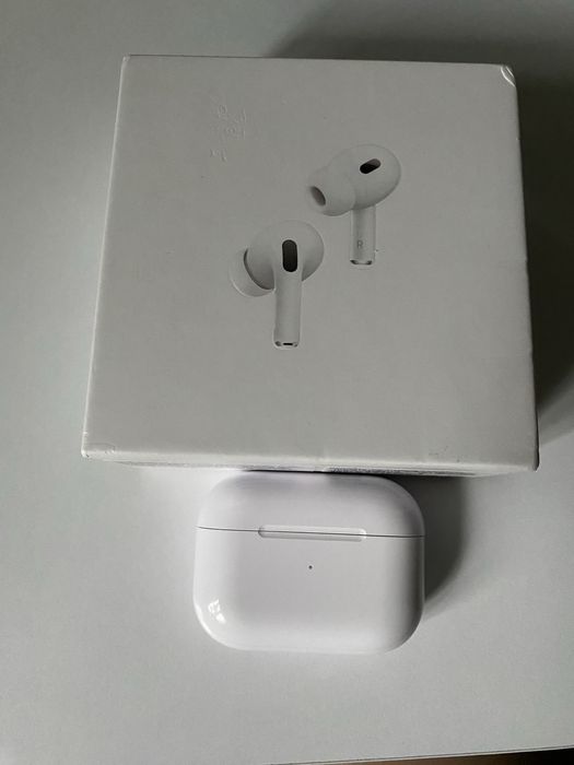Продам кейс airpods pro 2 бу робочий з коробкою