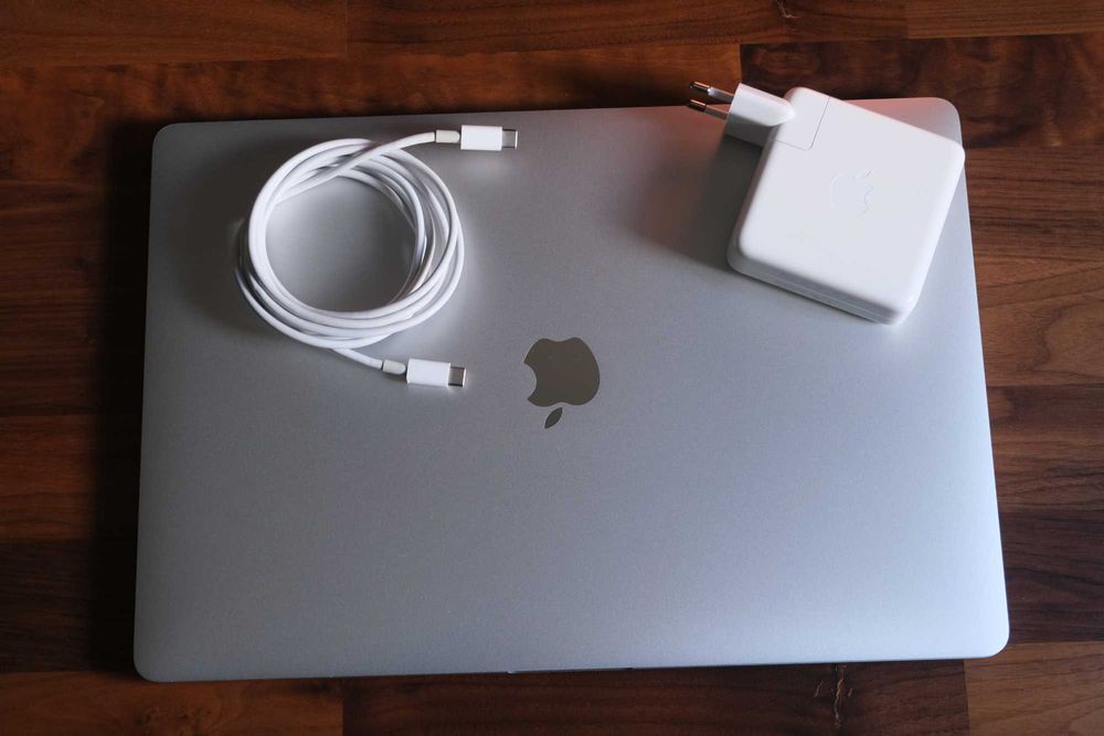 Apple Macbook Pro 15'' 2017 Touchbar i7/16GB/256GB SSD/Radeon Pro 555