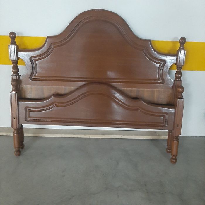 Cama de casal em mogno