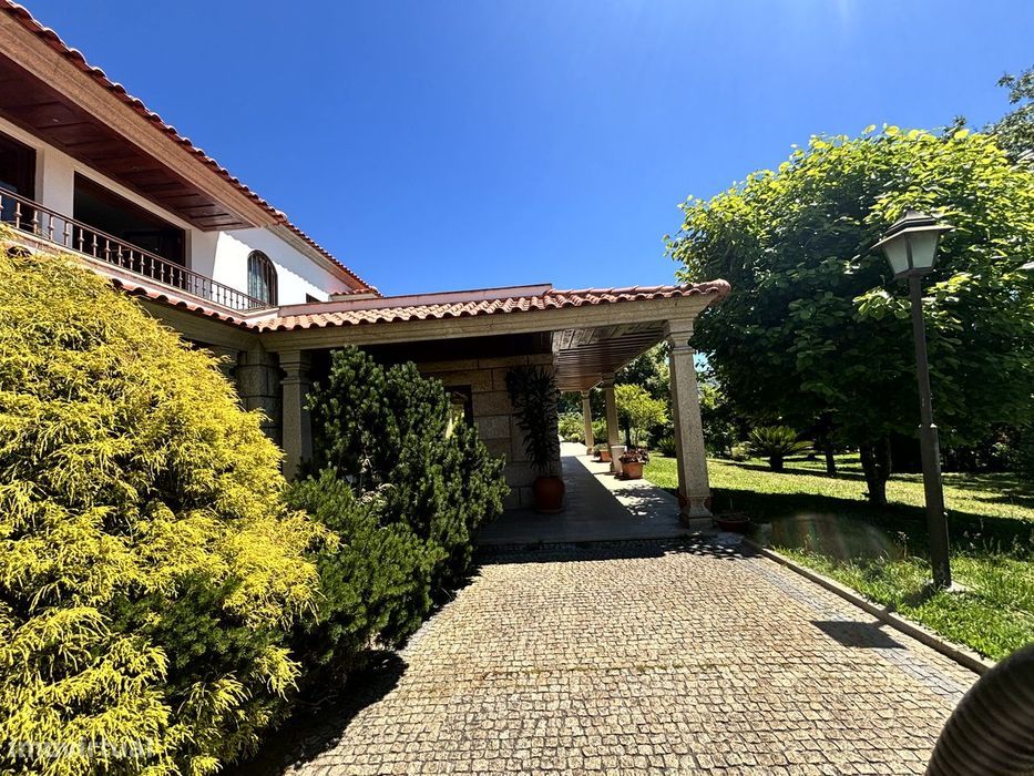 Belíssima Quinta T5 com produção ativa de Vinhas