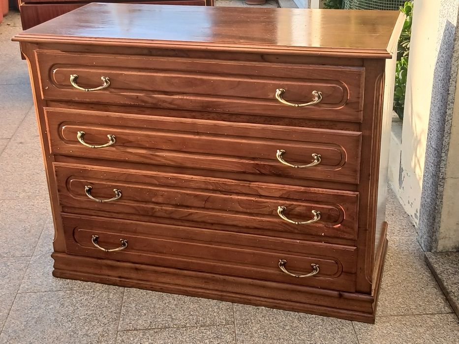 Vendo CÓMODA com 4 gavetas em madeira MACIÇA como nova. Possibilidade de entrega