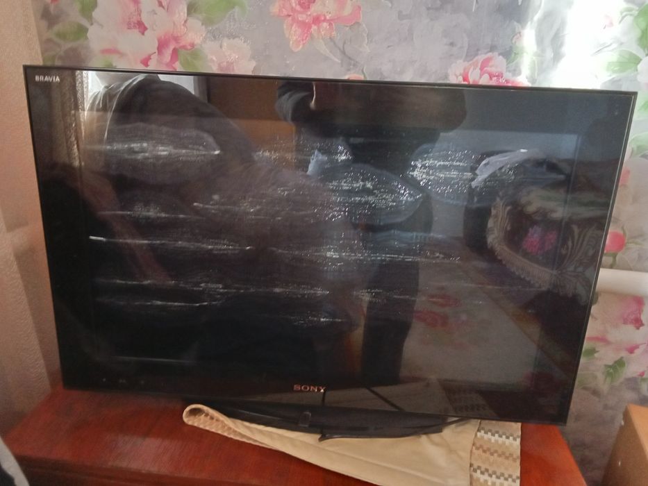 Продам телевізор Sony з Smart TV.Є Smart TV. Матриця працює з полосами