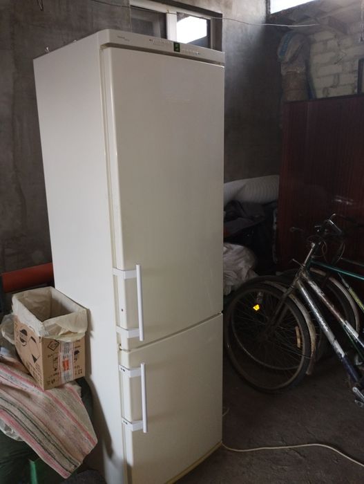 Холодильник LIEBHERR продам.