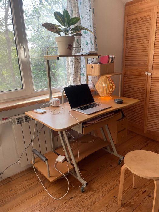 Письмовий компьютерний стіл з поличками