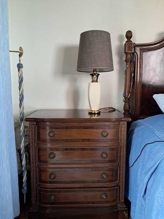 Cama de Casal e Mesinhas de Cabeceira