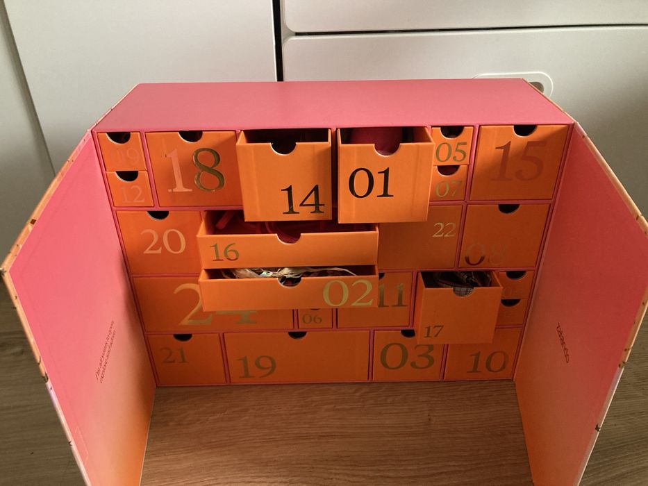 Kalendarz adwentowy pusty Zalando 24 szufladki duży 41x30x14 cm różowy
