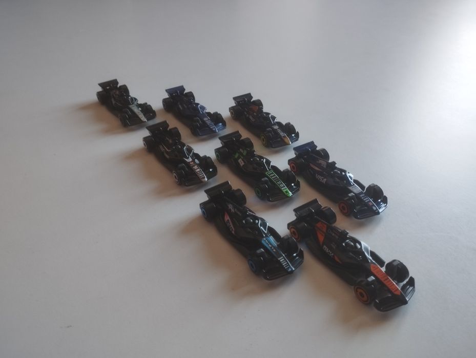 8 bolidów hotwheels f1