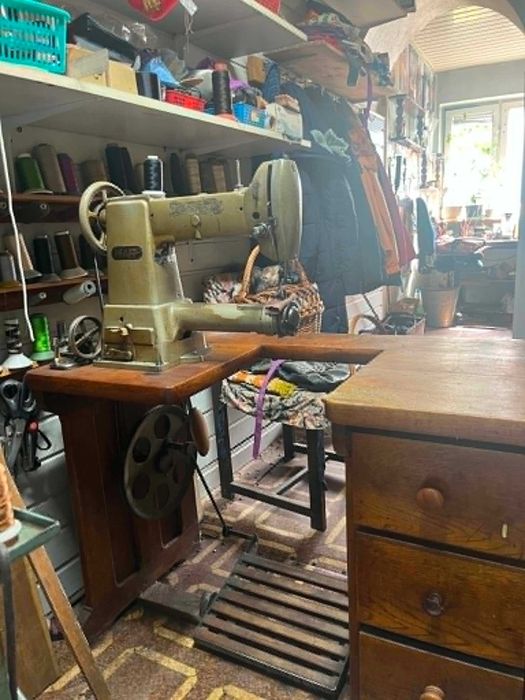 Maszyna do szycia Pfaff vintage/industrialna na drewnianym stole