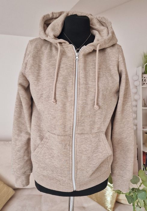 Bluza rozpinana z kapturem.