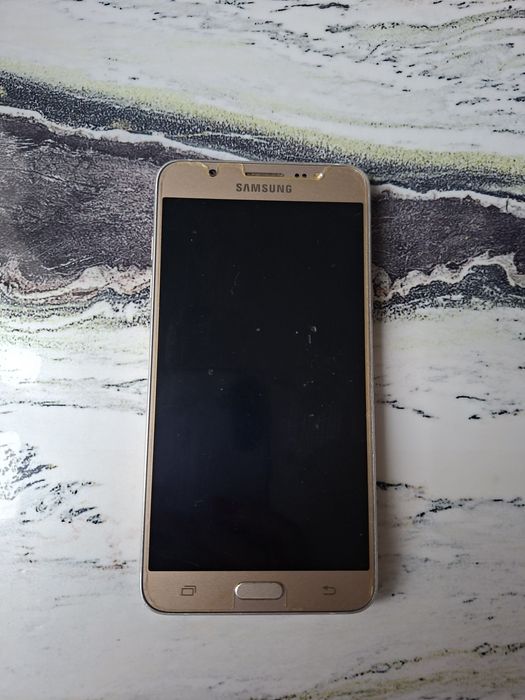 Смартфон Samsung J7