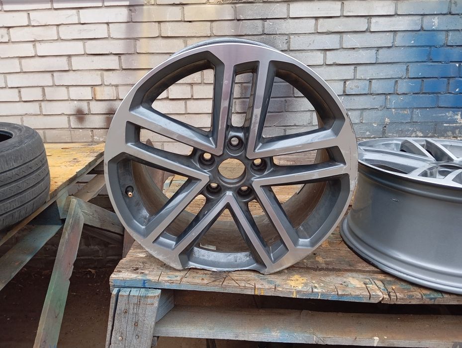 Продам оригінальні диски Audi A3 R18