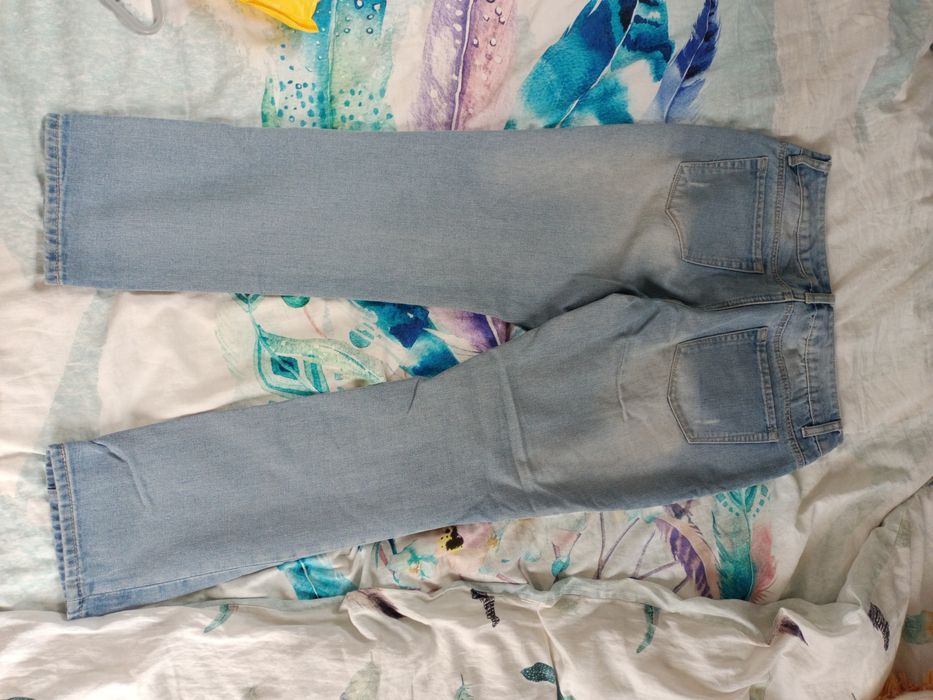 Spodnie damskie z dziurami