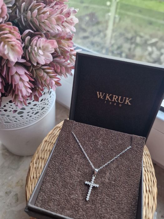 Nowy naszyjnik W. KRUK Krzyz srebro 925 cyrkonie krzyżyk
