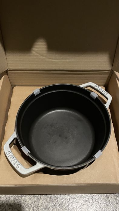 Tacho em ferro, marca STAUB, cinza claro, 20 cm.