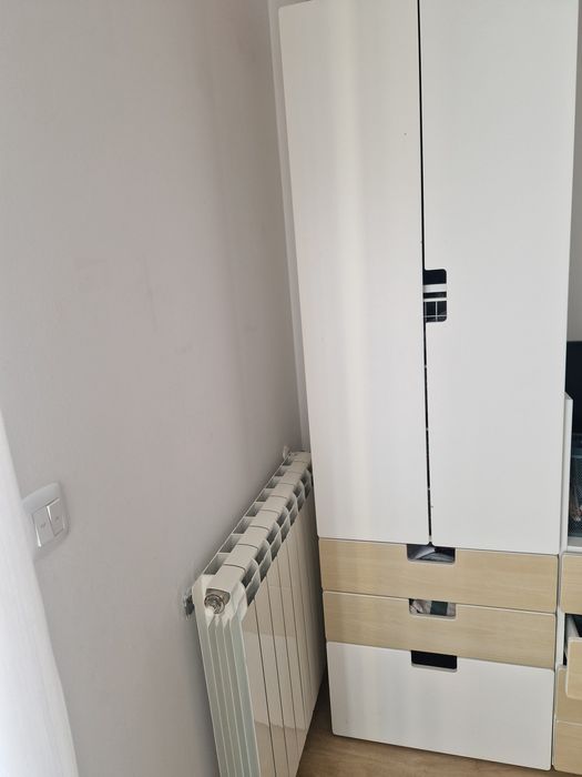 O móvel da imagem pertence à gama modular SMÅSTAD / PLATSA do IKEA Portugal
