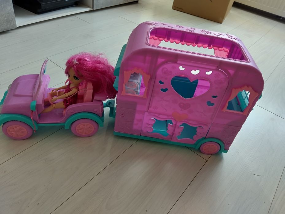 Auto z przyczepą campingowa plus lalka