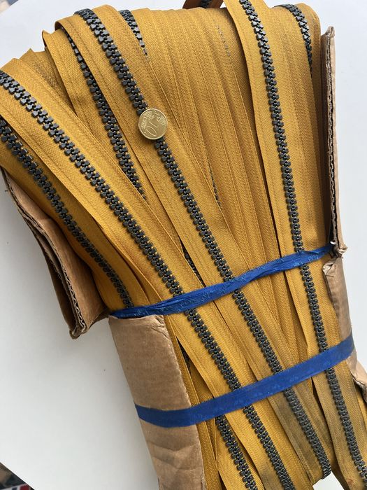 Cerca de 50 metros de Fecho de cor Mostarda