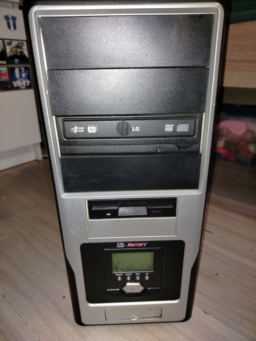 Komputer stacjonarny z dwoma monitorami