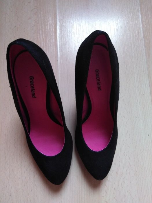 Czarne zamszowe szpilki Deichmainn