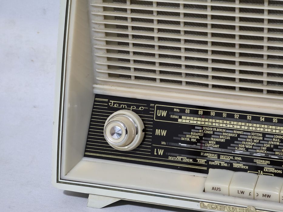 Rádio antigo reparado Loewe-Opta