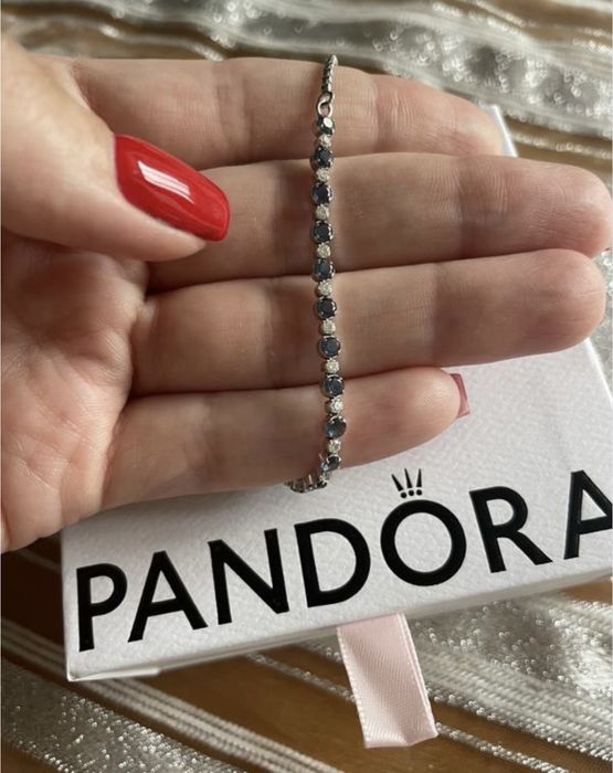 Pandora. Браслет з синіми та білими камінцями.