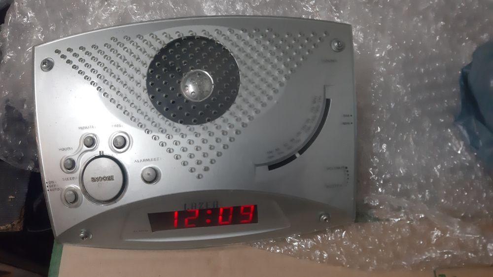 Relógio despertador e rádio