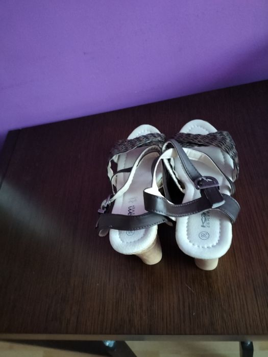 Nowe śliczne sandałki r38 na koturnie