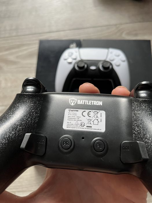 Konsola PS4 + 2 pady + okablowanie