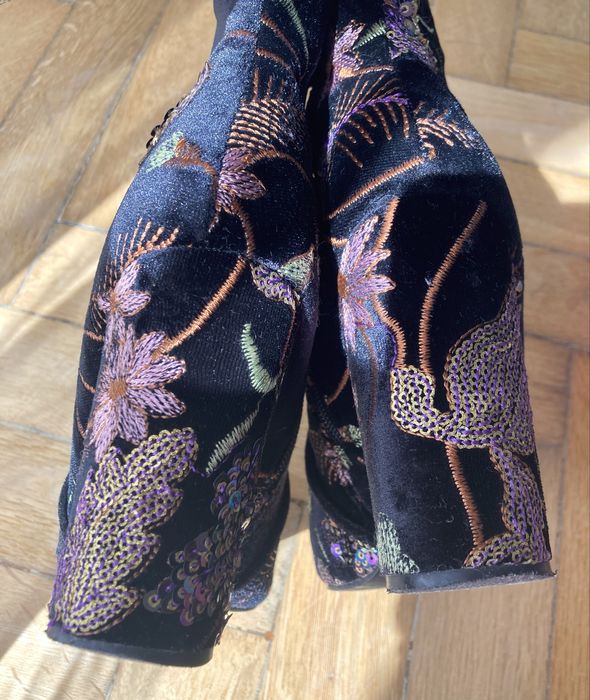 Botki haftowane, buty na obcasie