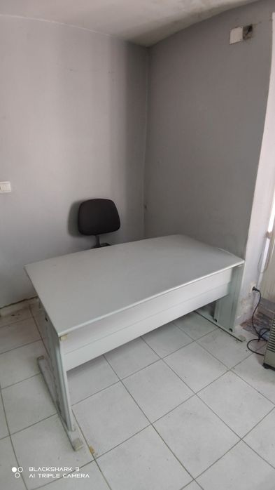 Secretárias com gavetas e cadeiras