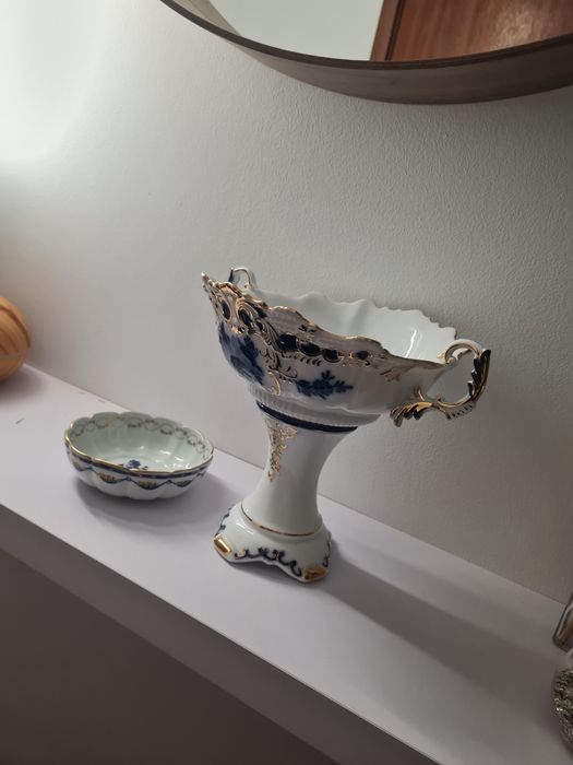 Peça antiga decorativa floreira em porcelana