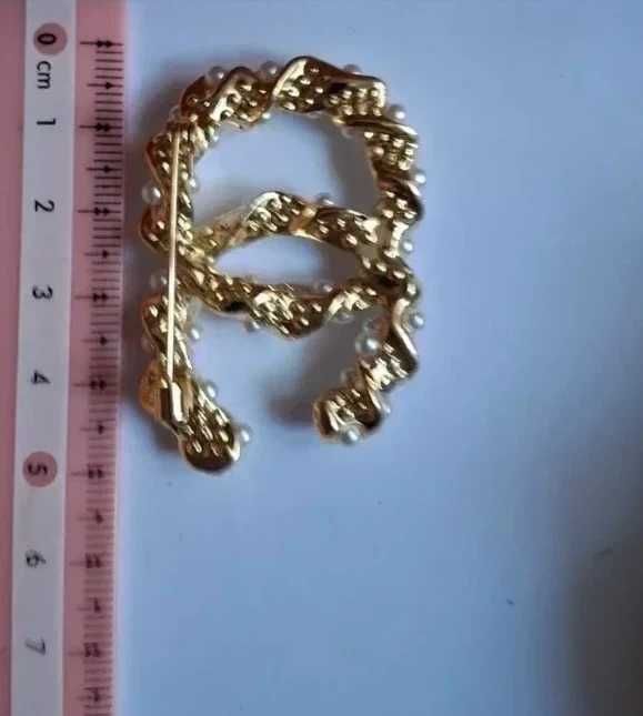 Elegancka broszka perełkowa, złoty kolor – styl klasyczny, old money
