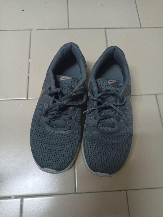 Tênis cinzentos Nike