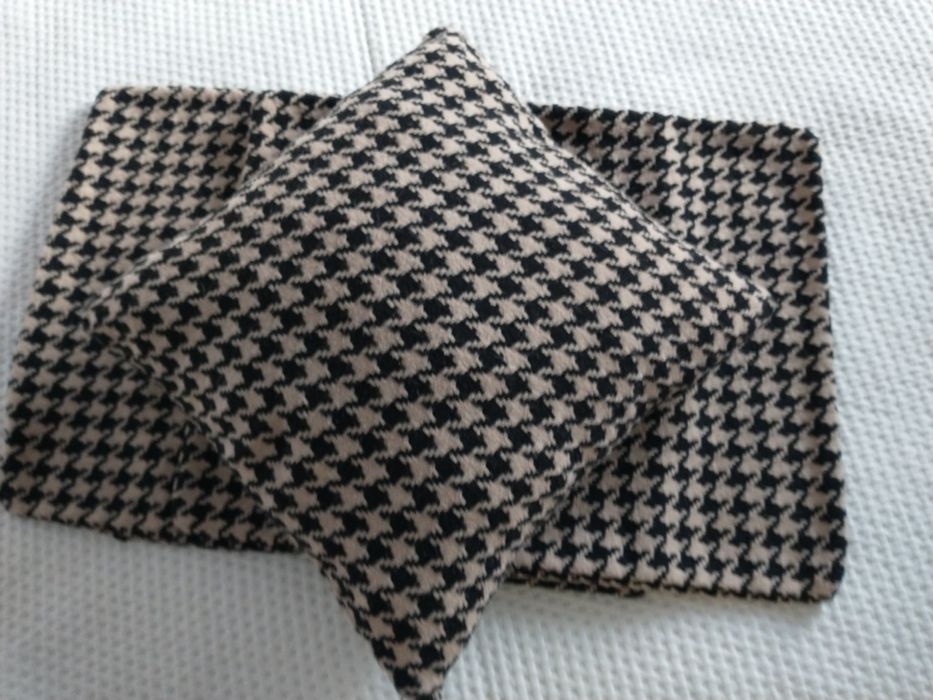 Poszewki brązowo - beżowe. 4 sztuki.
Cena za 1 sztukę 8 zł. 
Za 4 sztu