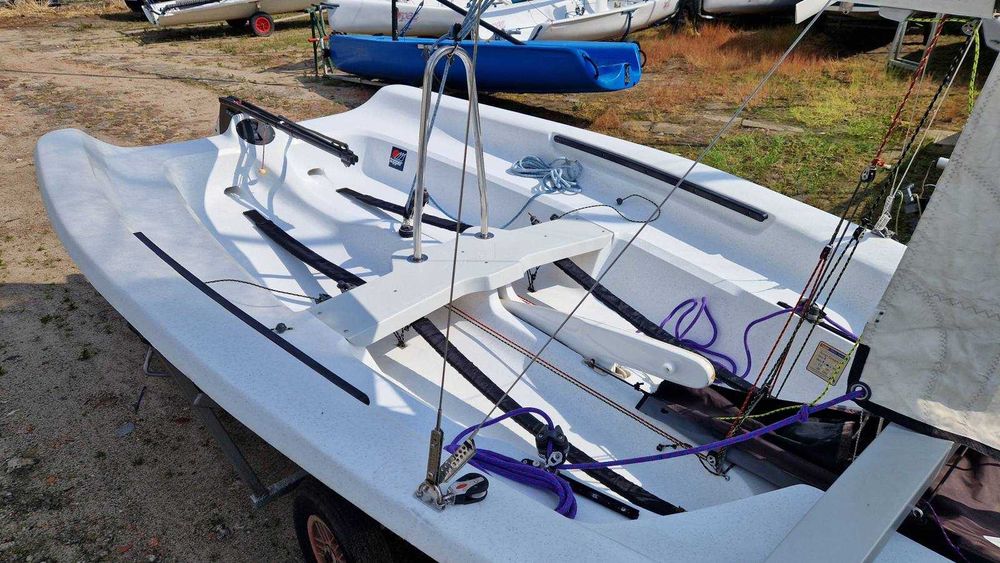 Łódź żaglowa żaglówka Topper Xenon 4,5m + wózek slipowy (1)