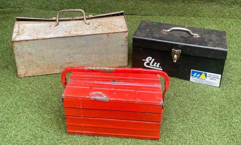 Caixas de ferramenta antigas em metal