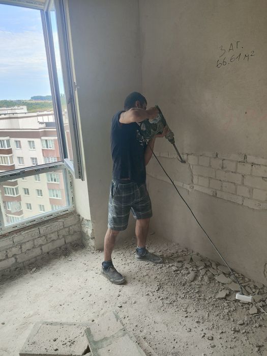 Демонтаж стяжки, штукатурки, стін.  Вивіз будівельного сміття