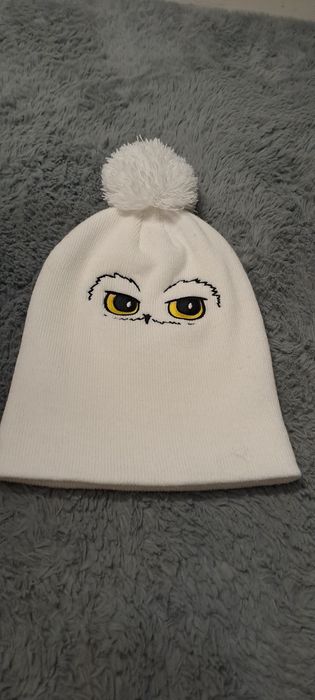Biała czapka z pomponem z motywem sowy Hedwigi z serii Harry Potter