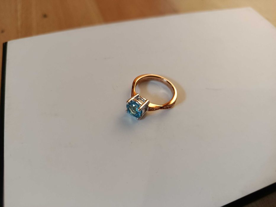 Pierścionek z błękitnym topazem i brylantami