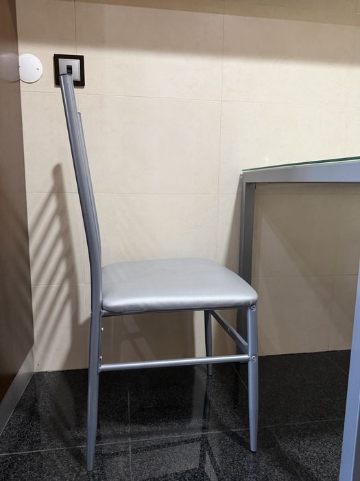 Mesa e cadeiras