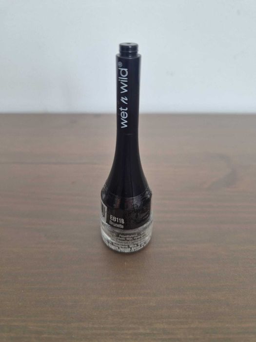 Pomada do brwi marki Wet n Wild 
E811B Brunette