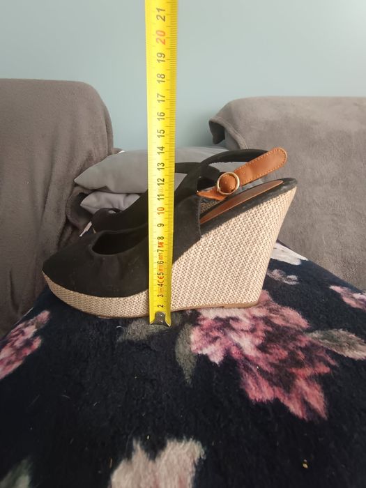 Czarne buty na koturnie