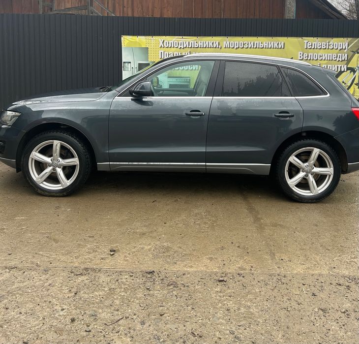 Продаю машину Audi Q5 2008 року