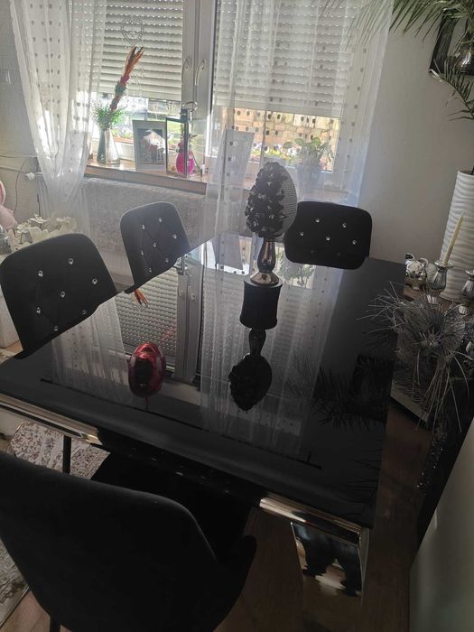 Stół i cztery krzesła