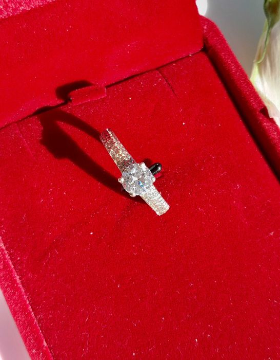 Srebrny pierścionek z diamentów laboratoryjnych