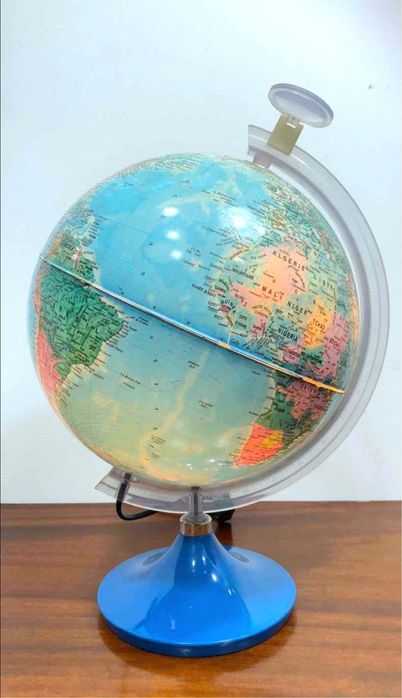 Globo terreste iluminado, italiano.